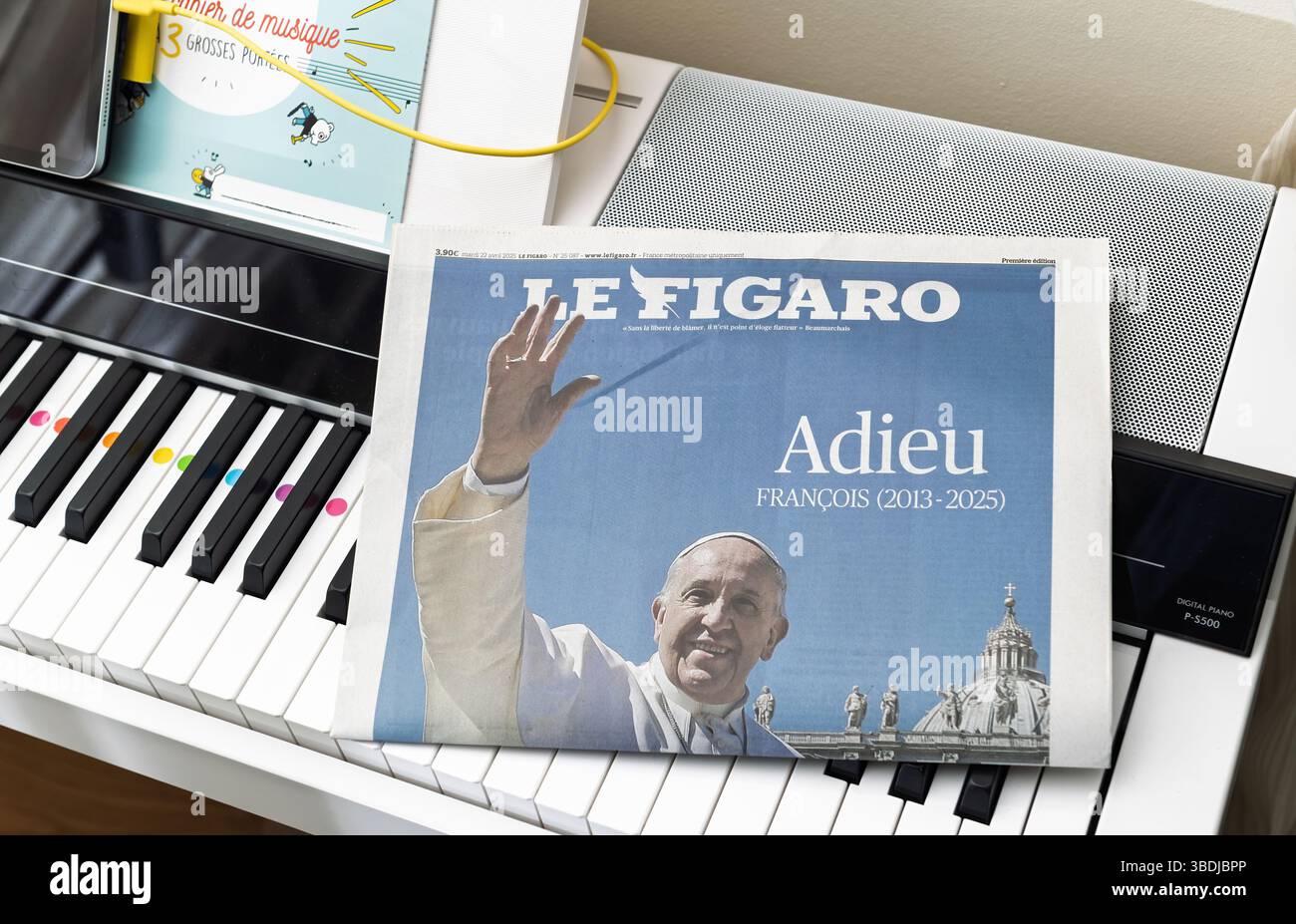 Paris, Frankreich - 22. April 2025: Die Zeitung Le Figaro mit der Überschrift Adieu Francois 2013 2025 auf einem digitalen Klavier zum Tod von Papst Franc Stockfoto