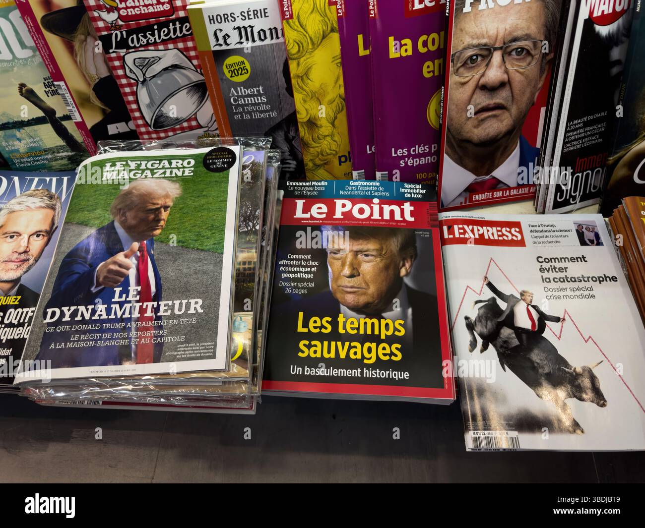 Dijon, Frankreich - 12. April 2025: Mehrere französische Zeitschriften zeigen Donald Trump auf ihren Covern mit auffälligen Titeln und Grafiken in einem Zeitungskiosk in einem Einzelhandelsgeschäft Stockfoto