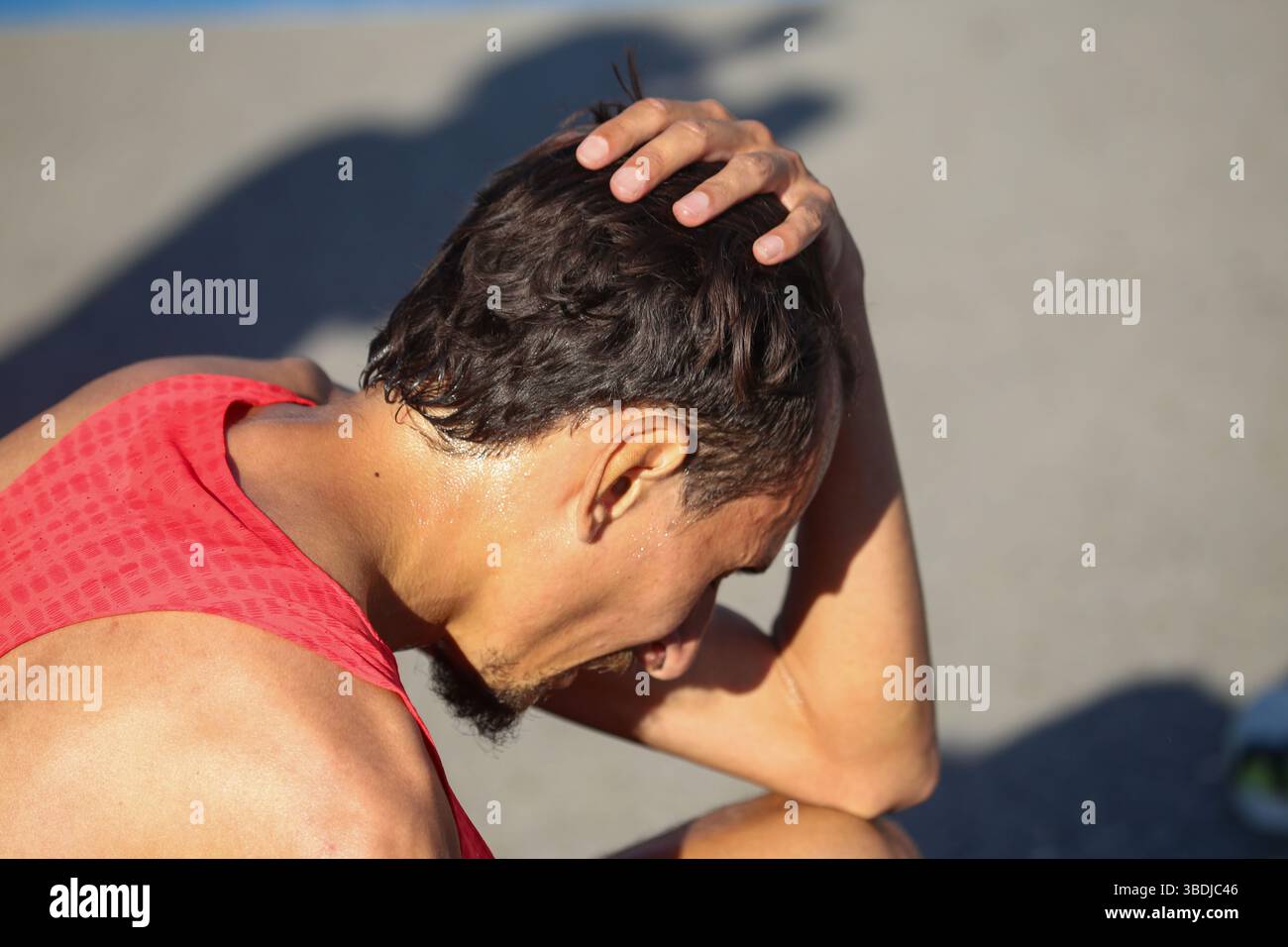 Laredo, Spanien, 24. Mai 2025: Athletin Emile Cairess (5) nach Überquerung der Ziellinie während des 10-km-Rennens Laredo 2025 am 24. Mai 2025 in Laredo, Spanien. Quelle: Alberto Brevers / Alamy Live News. Stockfoto