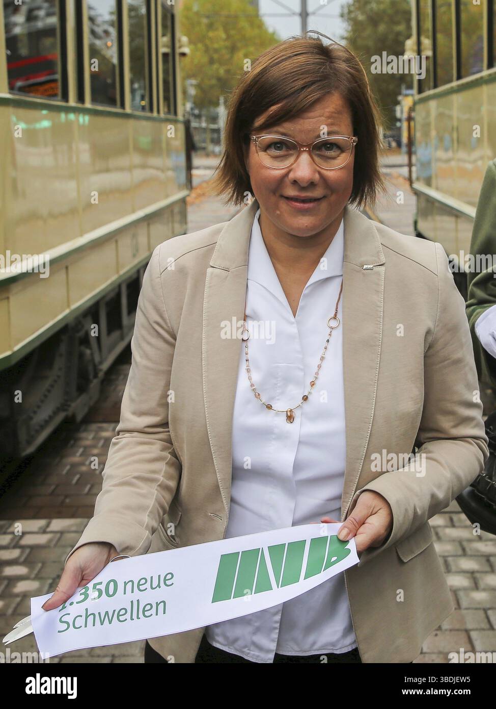 Birgit Münster-Rendel Geschäftsführerin MVB Magdeburger Verkehrsbetriebe bei der Eröffnung der sanierten Straßenbahnstrecke im nördlichen Abschnitt des Br Stockfoto