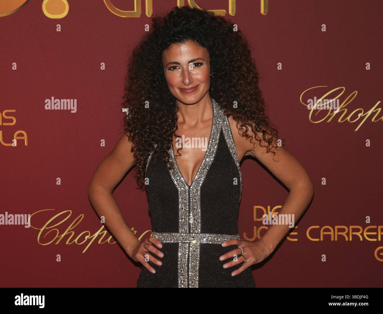 Sprengstoffmoderatorin Marwa Eldessouky auf dem roten Teppich vor der 28. Jose Carreras Gala am 7. Dezember 2022 in der Medienstadt Leipzig, Sprengstoff PR Stockfoto