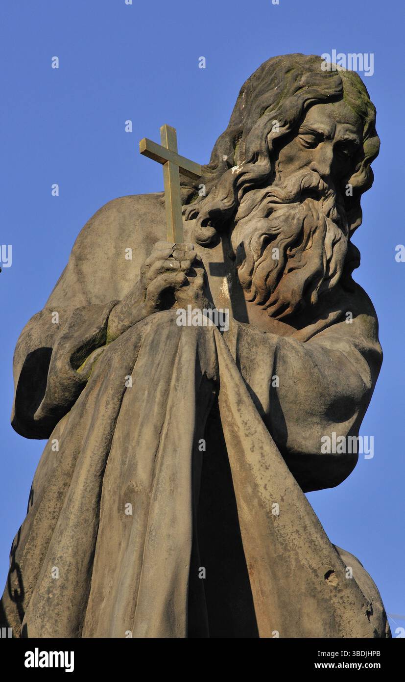 Die Karlsbrücke ist durch eine durchgehende Gasse mit 30 Statuen und Statuen geschmückt, die meisten davon im Barock-Stil, die um 1700 errichtet wurden. Den größten Teil der Statu Stockfoto