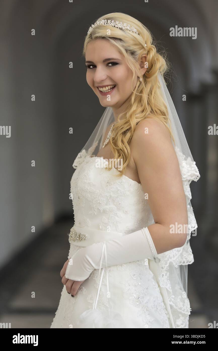 Porträt einer jungen Frau in einem weißen Hochzeitskleid Stockfoto