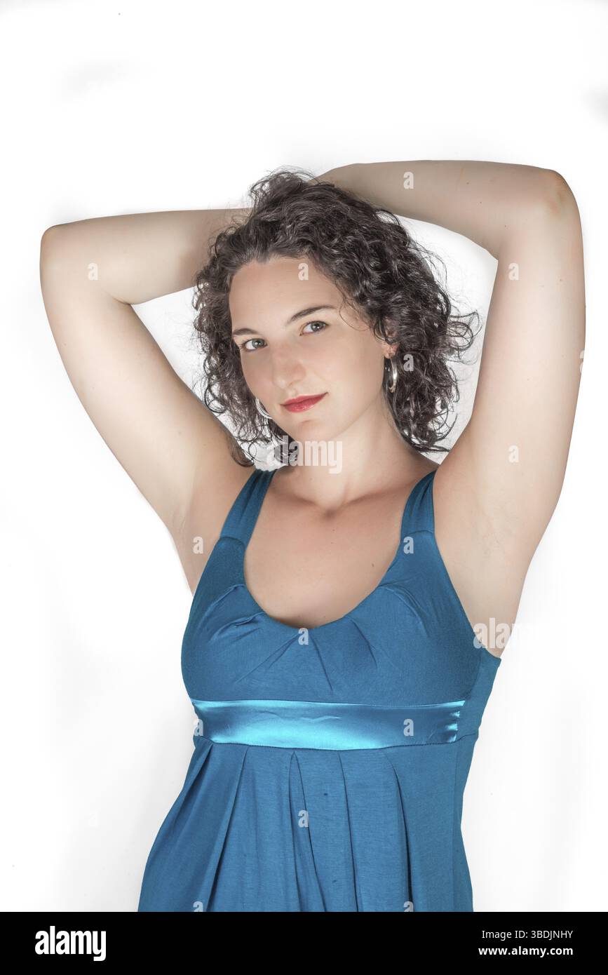 Porträt eines jungen weiblichen Models Mitte 20 mit schwarzem Haar auf weißem Hintergrund Stockfoto