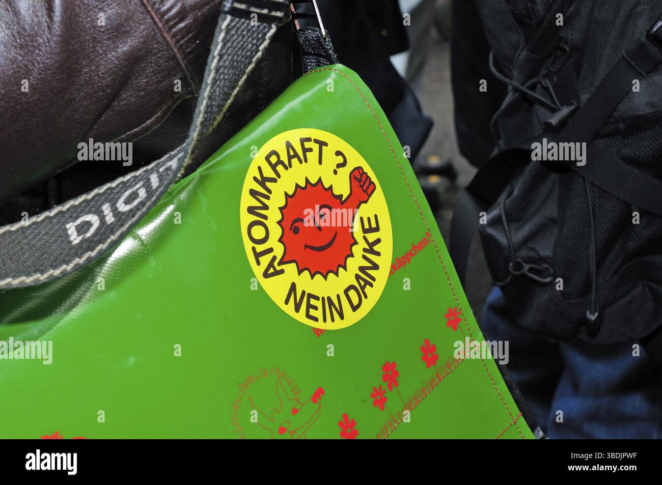 Über 100 000 Demonstranten gingen in Berlin (26.03.2011) auf die Straße, um die Regierung zu drängen, die Atomenergie aufzugeben Stockfoto