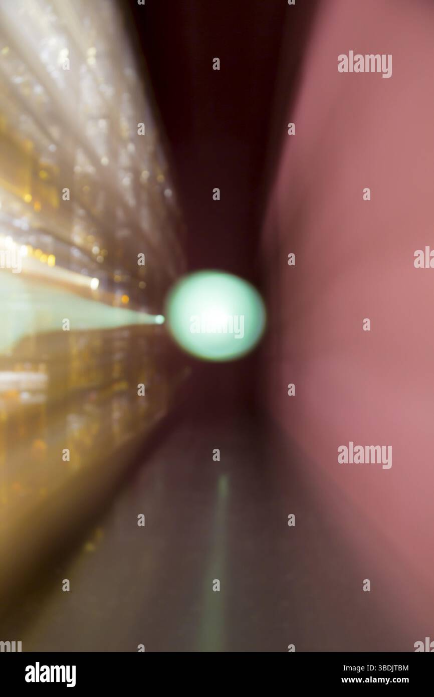 Verschwommener Hintergrund mit Bokeh, lange Belichtung mit Zoomeffekt Stockfoto