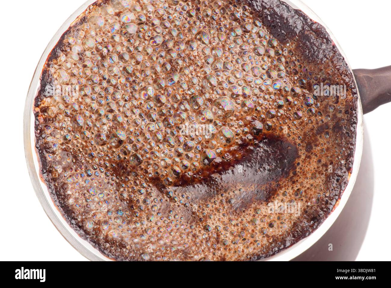 Frisch gebrühter, gemahlener Kaffee in einem Kupferisolat auf weißem Hintergrund Stockfoto