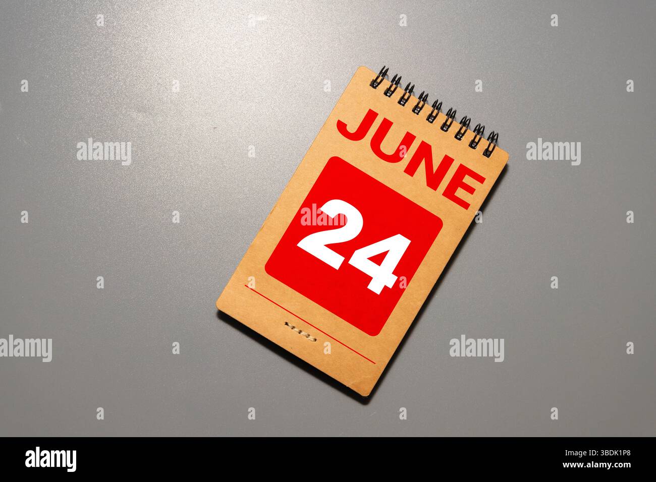 Vintage-Foto, 24. Juni. Datum 24. Juni auf Holzwürfelkalender, Kopierraum für Text an Bord Stockfoto