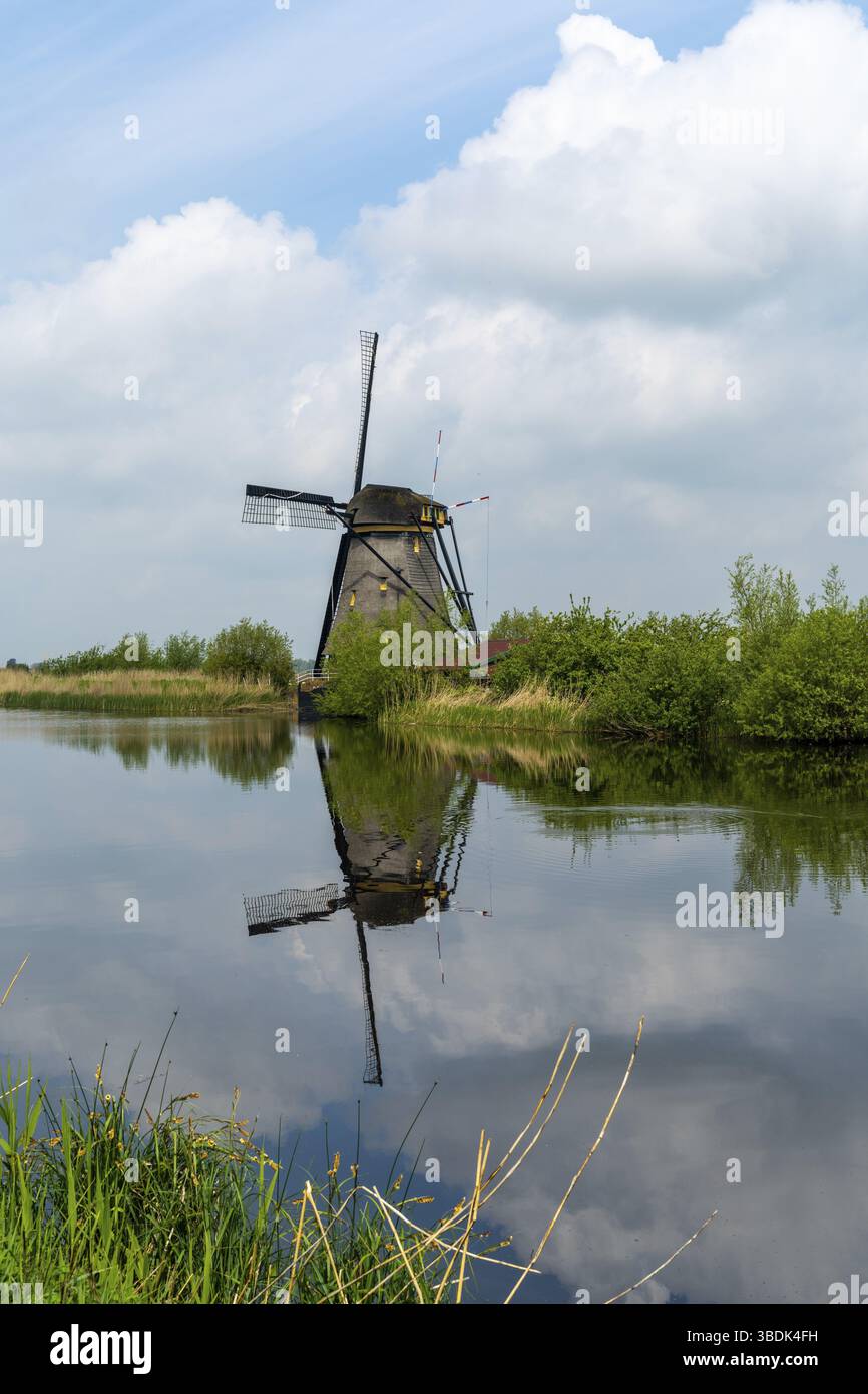 Eine vertikale Ansicht einer historischen Windmühle aus dem 18. Jahrhundert in Kinderdijk In Südholland Stockfoto