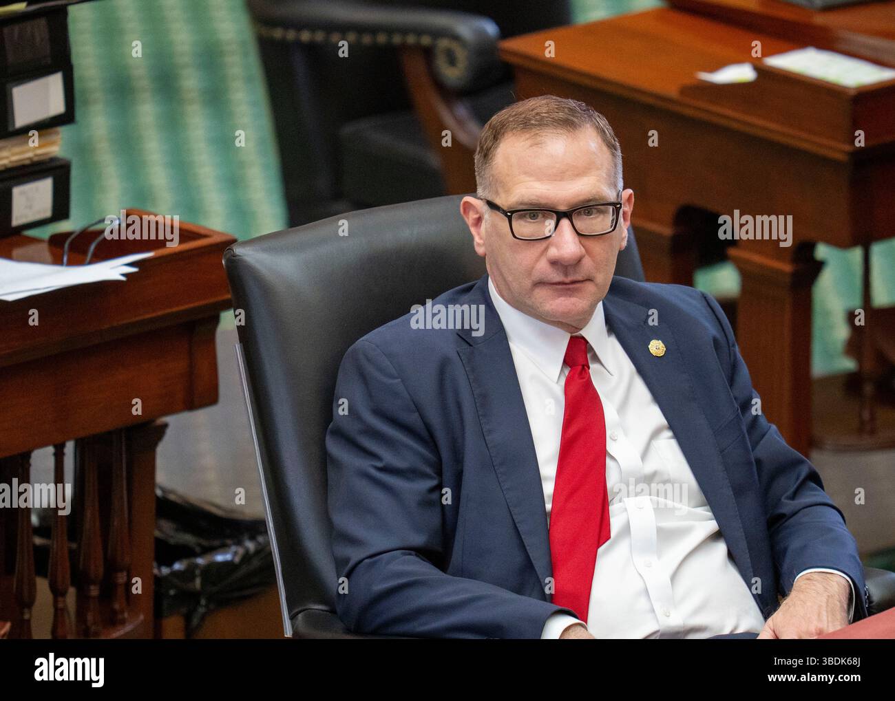 Austin Texas USA, 23. Mai 2025: Texas State Senator CHARLES SCHWERTNER (R-Georgetown) sitzt während der 89. Legislativsitzung an seinem Schreibtisch im Senat. ©Bob Daemmrich Stockfoto