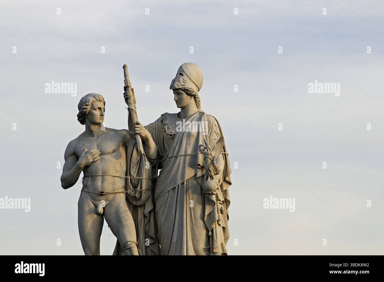 Schutz, Sonne, Schild, Himmel, Sonnenlicht, Skulpturen, Skulpturen, mystisch, Krieger, Krieger, Skulptur, alt, antik, Sonnenlicht, Kampf, Kampf, Spea Stockfoto