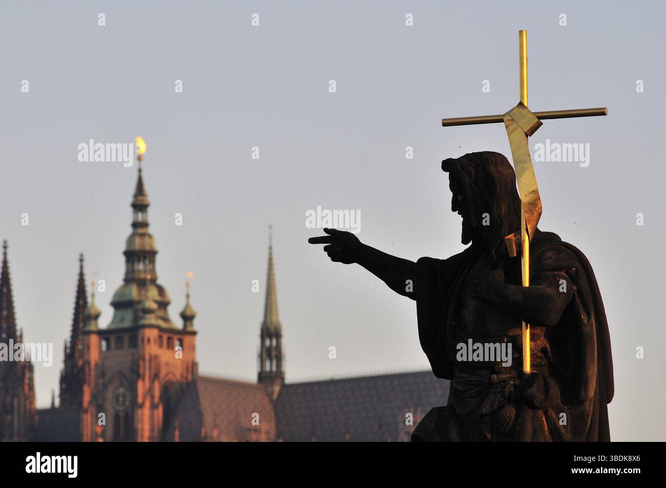 Die meisten Heiligenstatuen auf der Karlsbrücke sind im barocken Stil gehalten und wurden zwischen 1683 und 1714 errichtet. Sie wurden von den meisten Imp erschaffen Stockfoto