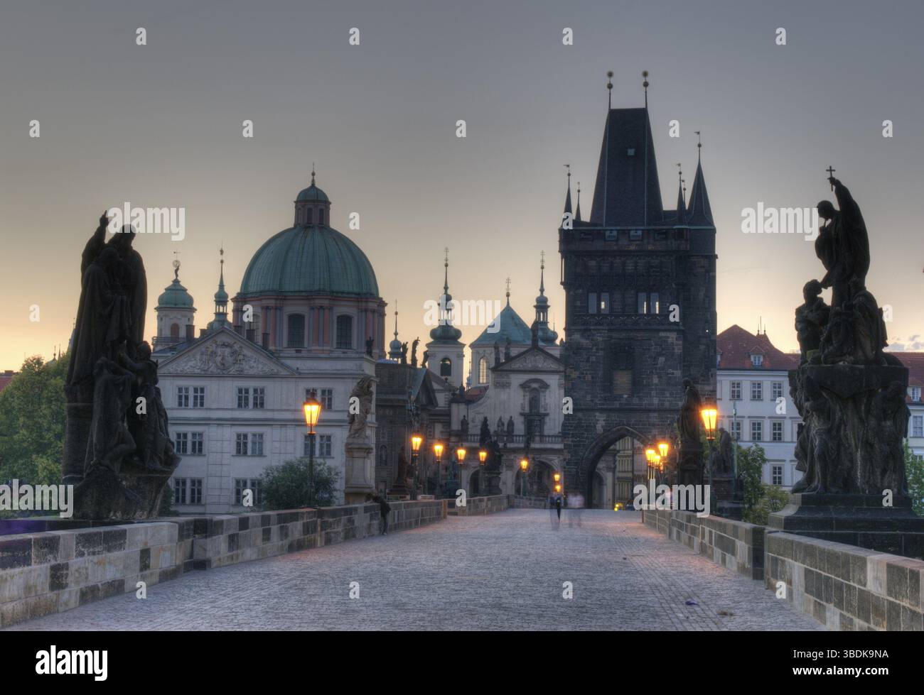Die Karlsbrücke (Prag) ist eine ziemlich berühmte historische Brücke, die die Moldau in Prag überquert. Die Karlsbrücke ist eine Hist Stockfoto