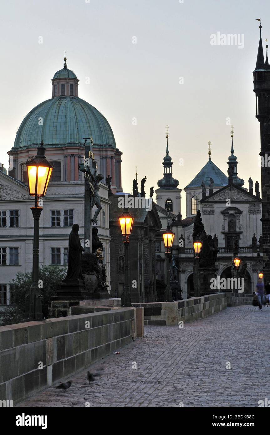 Die Karlsbrücke ist eine historisch bedeutsame Brücke, die im 14. Jahrhundert über die Moldau in Prag erbaut wurde und die Altstadt mit der Kleinen verbindet Stockfoto