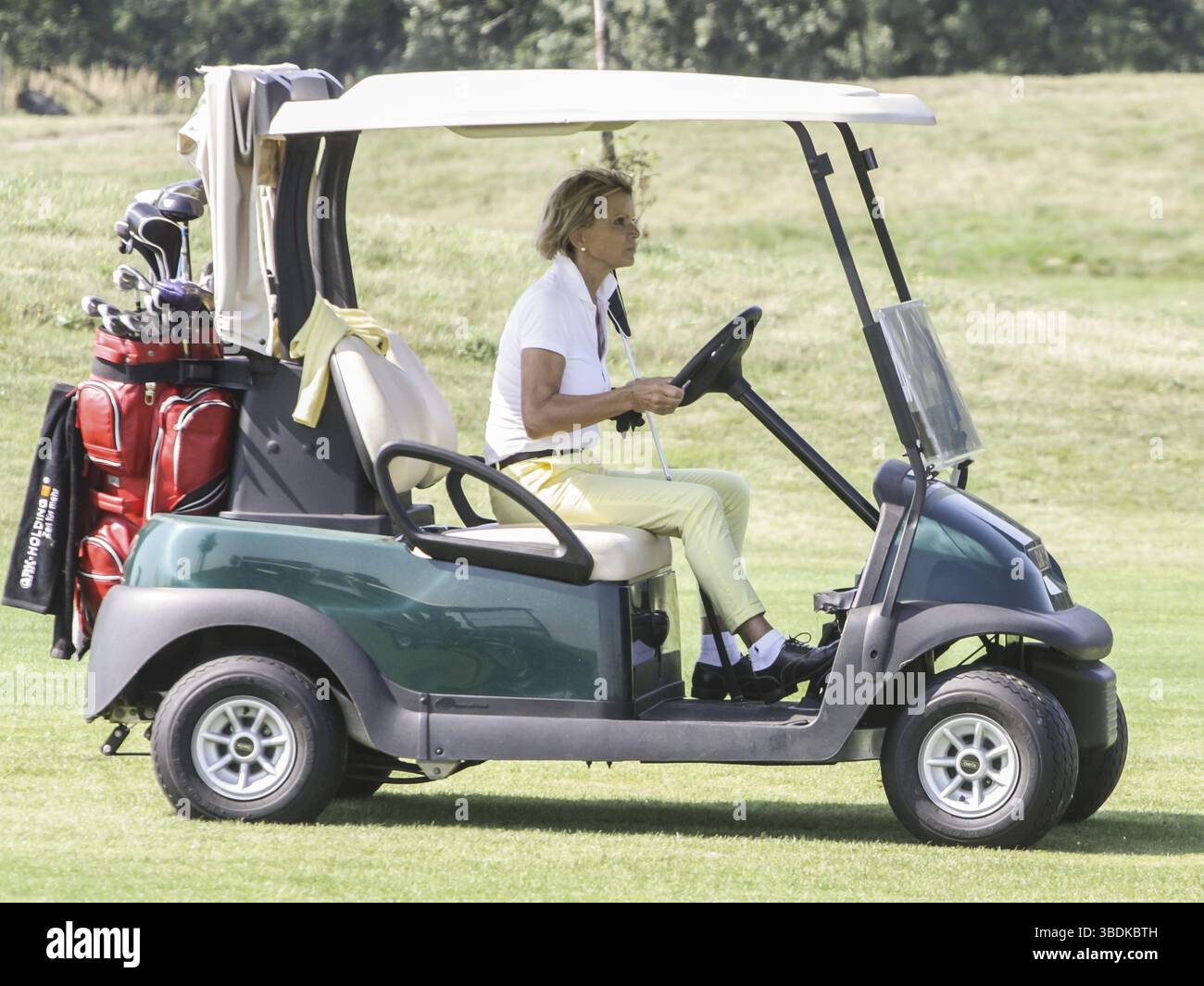 Schauspielerin Uschi Glas im Golfmobil beim 8. GRK Golf Charity Masters 2015 in Leipzig Stockfoto