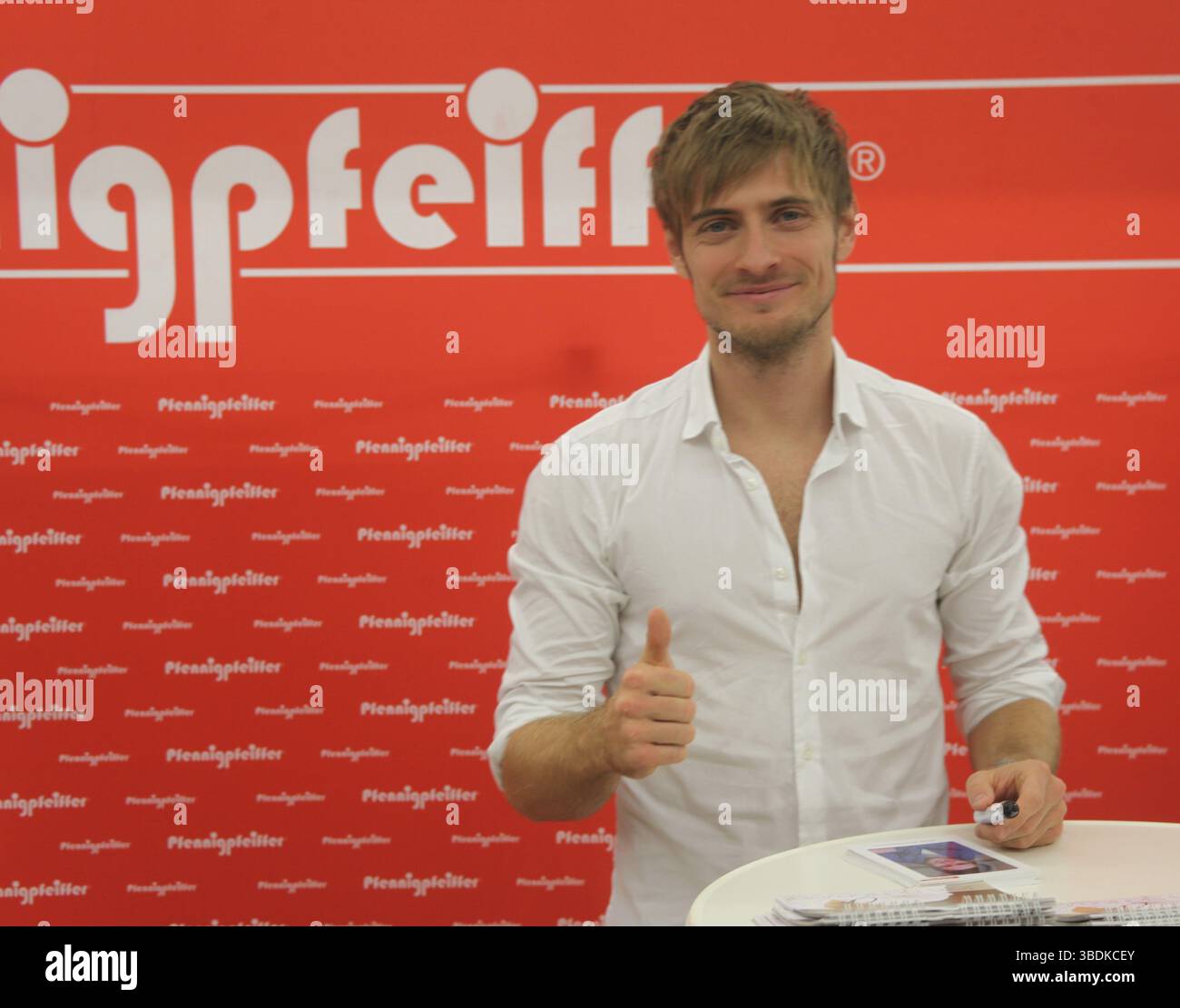 Joern Schloenvoigt, bekannt aus der GZSZ, bei einer Spendenaktion für das Sozialzentrum Stockfoto