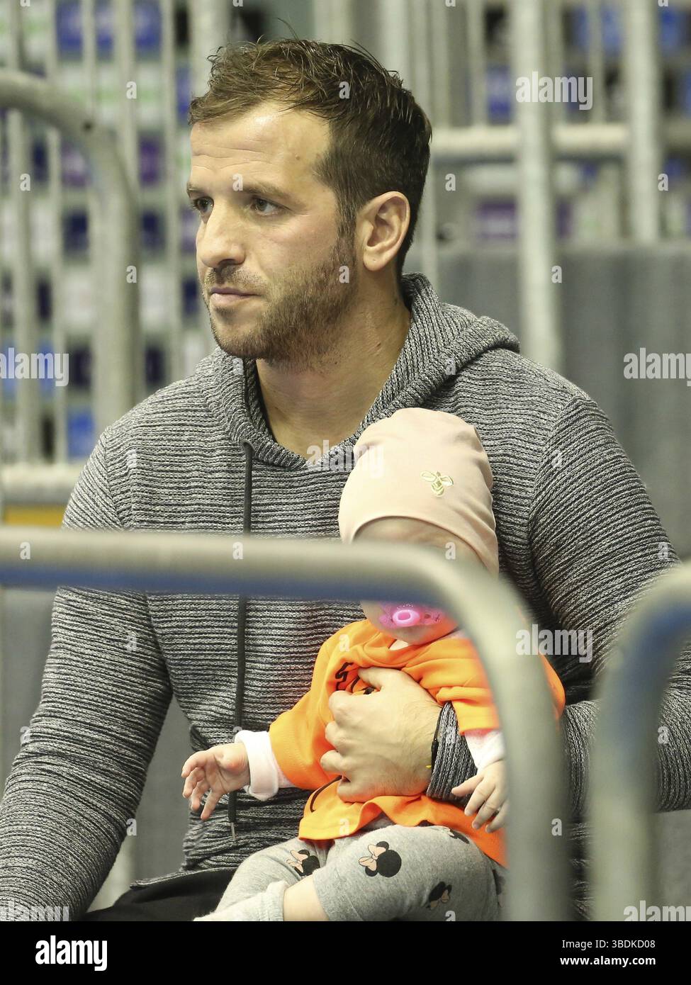 Niederländischer Fußballspieler Rafael Van der Vaart mit Tochter Gast Handball Frauen WM 2017 Magdeburg, niederländischer Fußballspieler Rafael Van der Vaart Wit Stockfoto