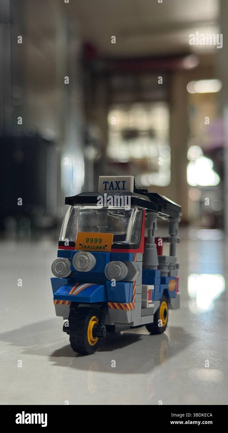 Das traditionelle thailändische Taxi namens TukTuk besteht aus winzigen bunten Plastikziegeln. Stockfoto