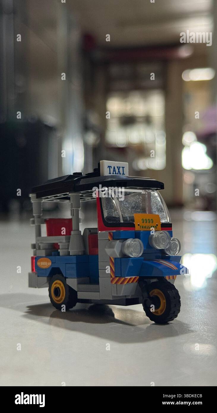 Das traditionelle thailändische Taxi namens TukTuk besteht aus winzigen bunten Plastikziegeln. Stockfoto