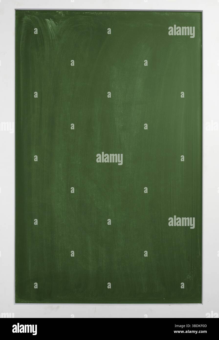 Leere grüne Tafel mit einem weißen Holzrahmen, Platz für Text oder Bilder Stockfoto