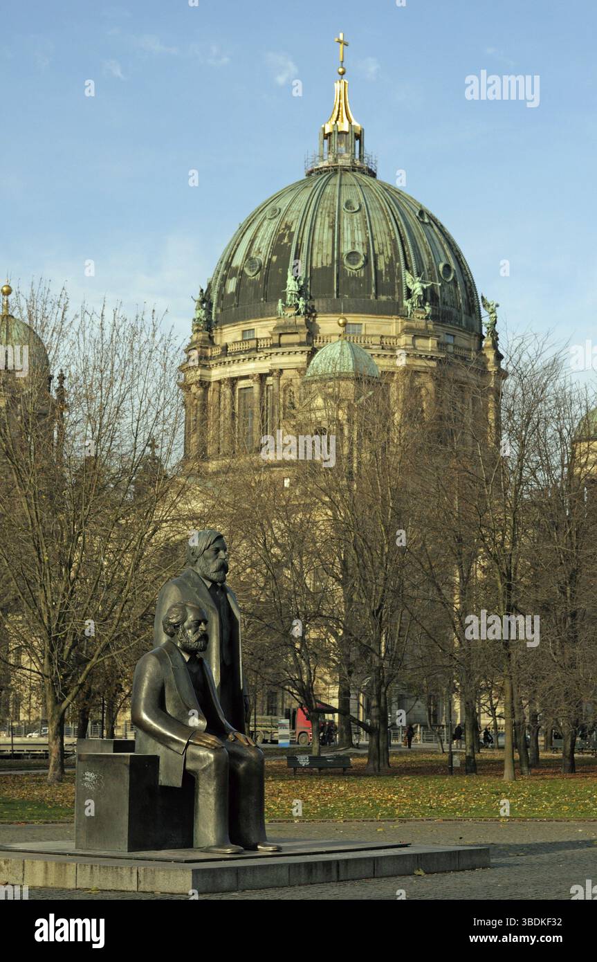 Das Marx-Engels-Forum ist ein in den 1980er Jahren errichteter Denkmalkomplex in Berlin-Mitte. Es liegt zwischen der Spandauer Straße und der Spree, in der Nähe Stockfoto