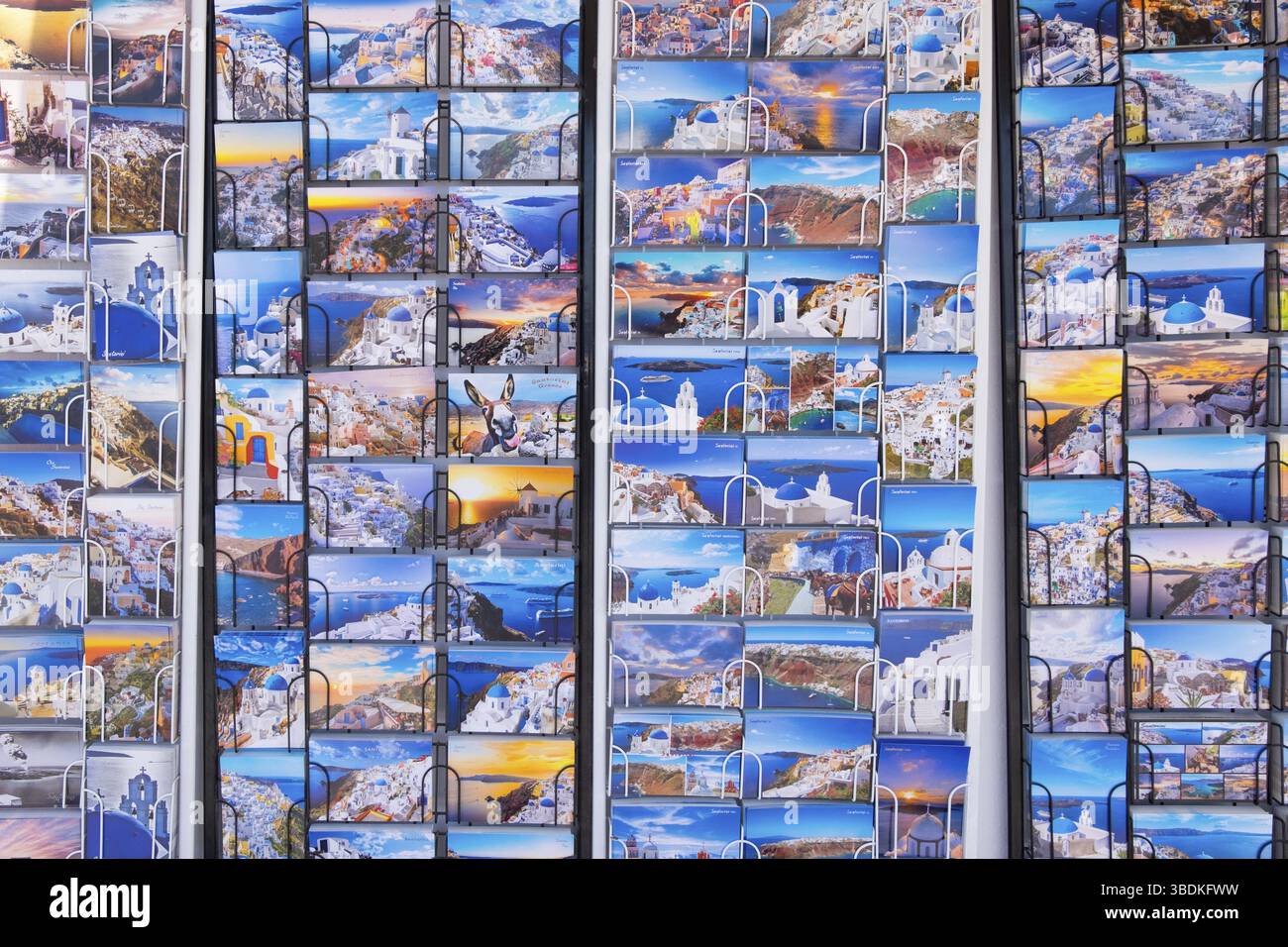 Ansichtskarten in einem Souvenirladen, Fira, Thira, Santorini, Kykladen, Griechenland, Europa Stockfoto
