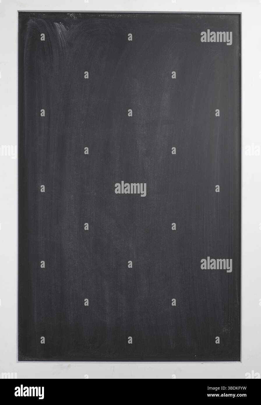 Leere Tafel mit einem weißen Holzrahmen, Platz für Text oder Bilder Stockfoto