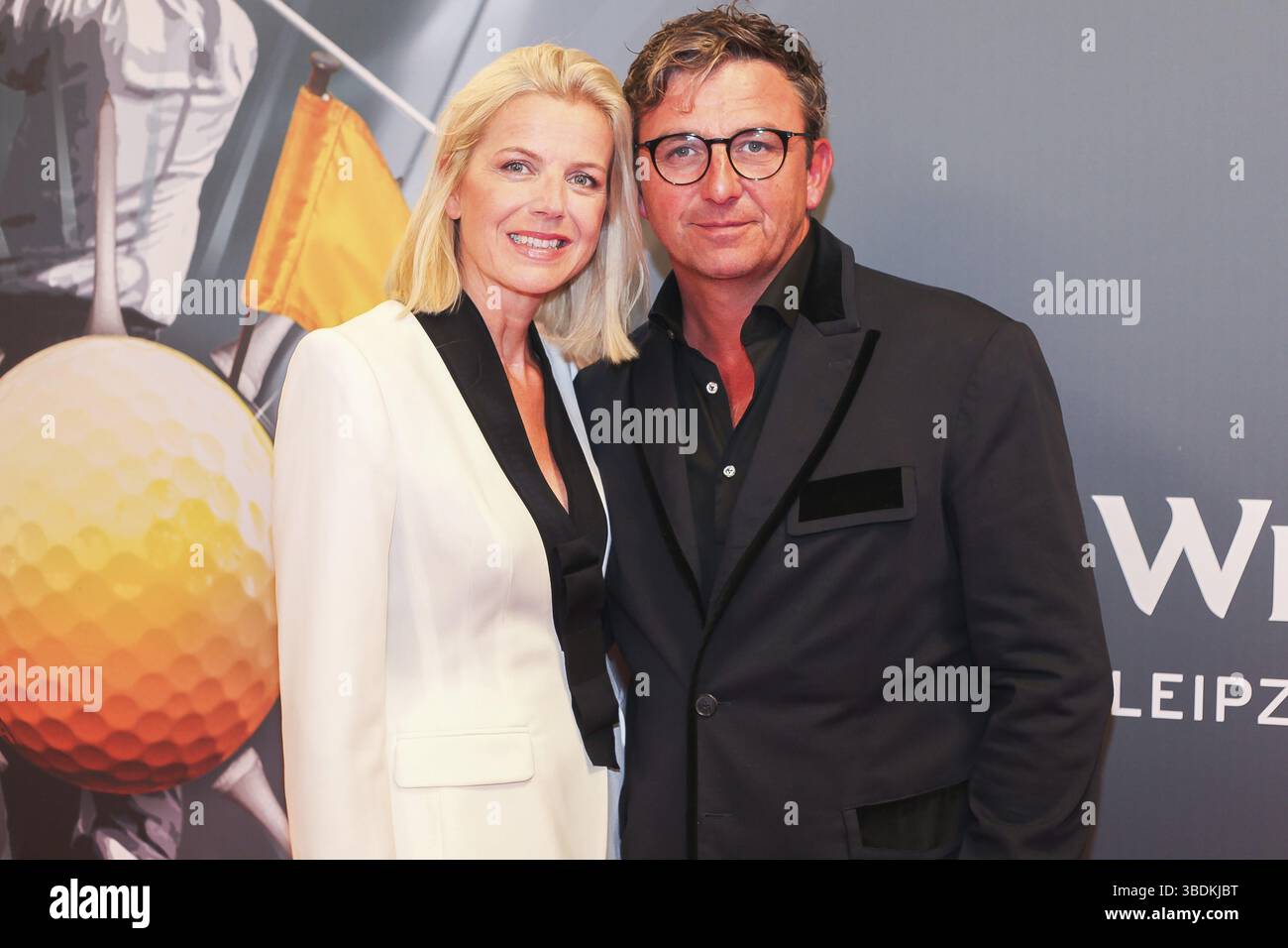 Der österreichische Schauspieler Hans Sigl mit seiner Frau Susanne auf dem roten Teppich anlässlich der Gala zum 10. GRK Golf Charity Masters Leipzig 2017, Aust Stockfoto