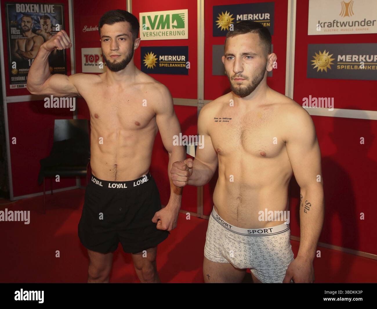 Hamsat Shadalov (Superfedergewicht Berlin) und Mike Jurik Tschechien beim offiziellen Wiegen vor dem SES Boxing Boxing Abend am 14.05.202 Stockfoto