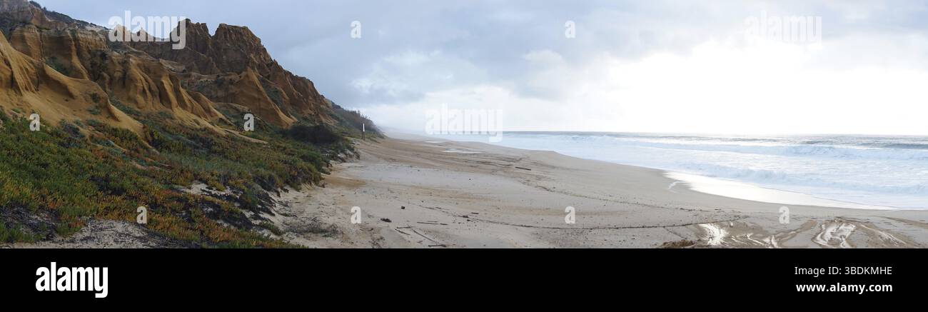 Ein Panoramablick auf den Strand Praia da Gale Die Alentejo Küste in Portugal Stockfoto