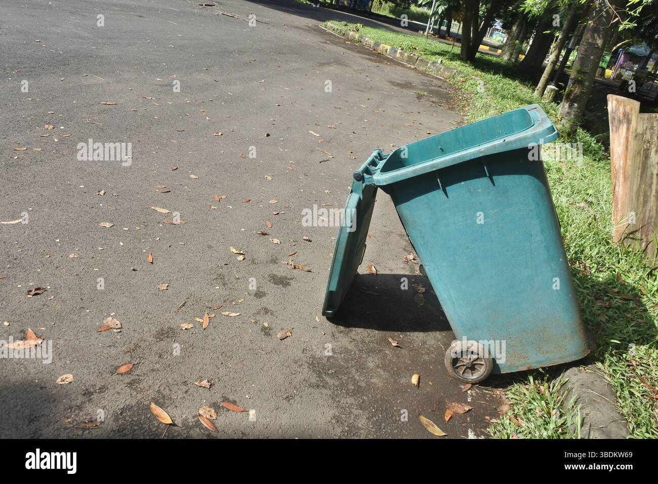 Grüner Plastikmüll, der nach dem Waschen und Reinigen in der Sonne getrocknet wurde, um am Straßenrand zu trocknen. Stockfoto