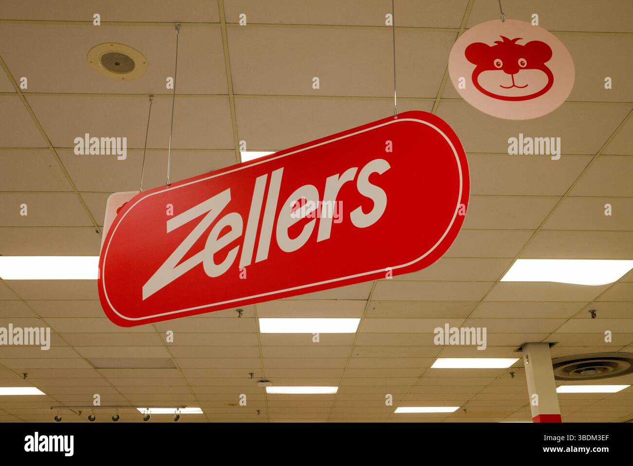 Ein Zellers-Schild beim Hudson's Bay Clearance Sale im Village Green Shopping Centre in Vernon, BC. Stockfoto