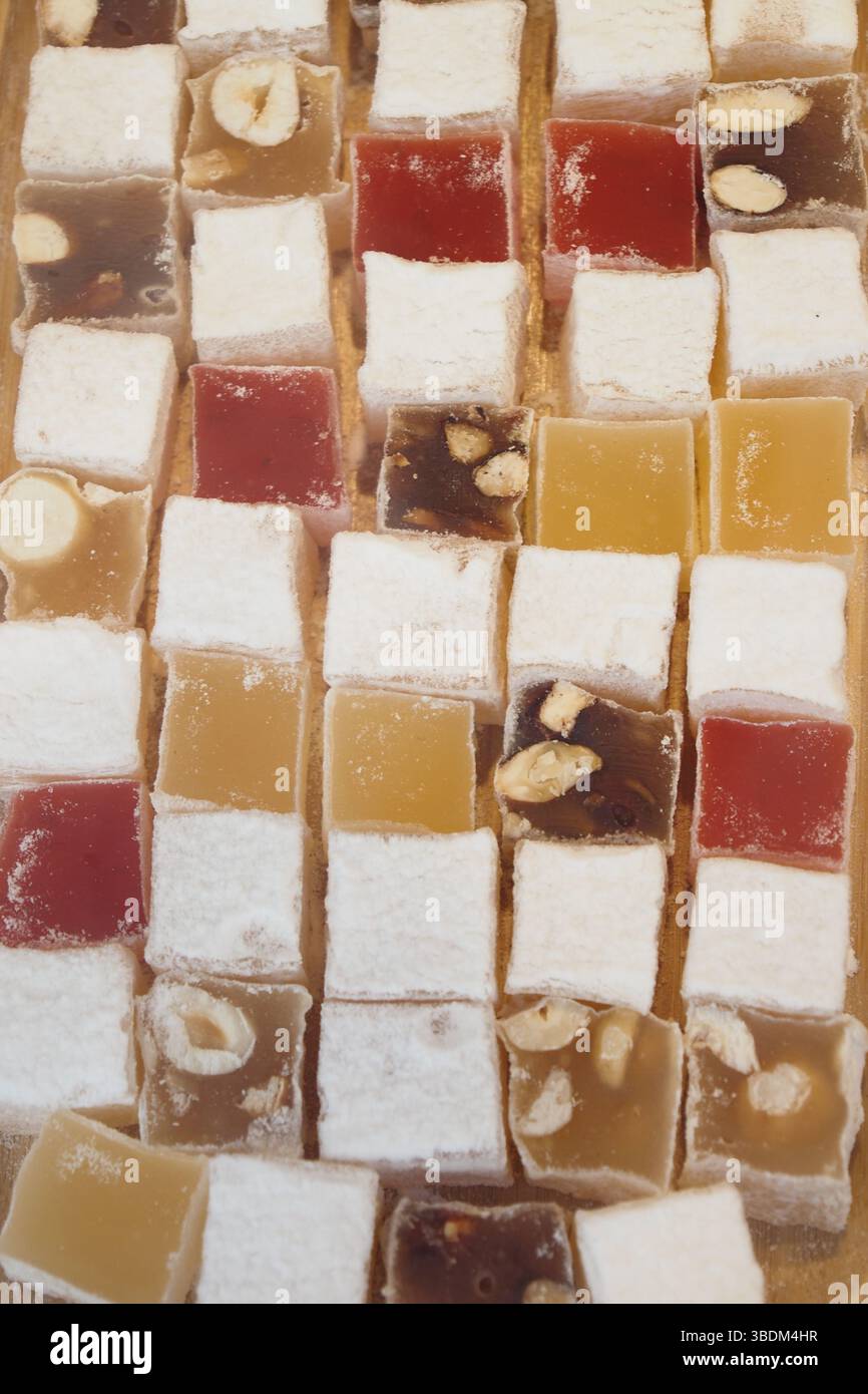 Farbenfrohe Auswahl an traditionellen Süßigkeiten in einer Ausstellung Stockfoto