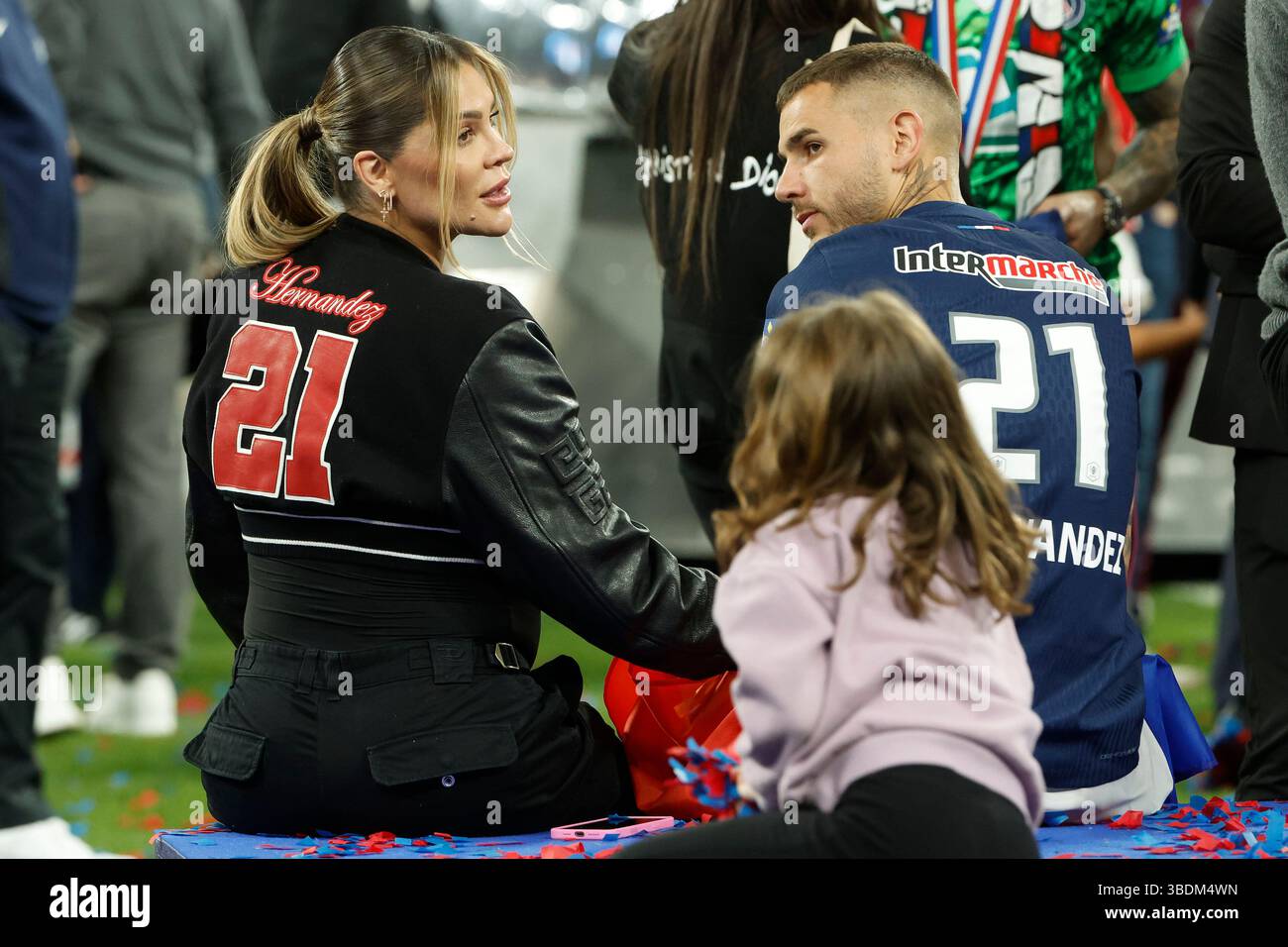 Saint Denis, Frankreich. Mai 2025. Lucas Hernandez von PSG und Freundin Victoria Triay feiern den Sieg nach dem Finale des französischen Pokals zwischen Paris Saint-Germain (PSG) und Stade de Reims am 24. Mai 2025 im Stade de France in Saint-Denis bei Paris, Frankreich - Foto Jean Catuffe/DPPI Credit: DPPI Media/Alamy Live News Stockfoto