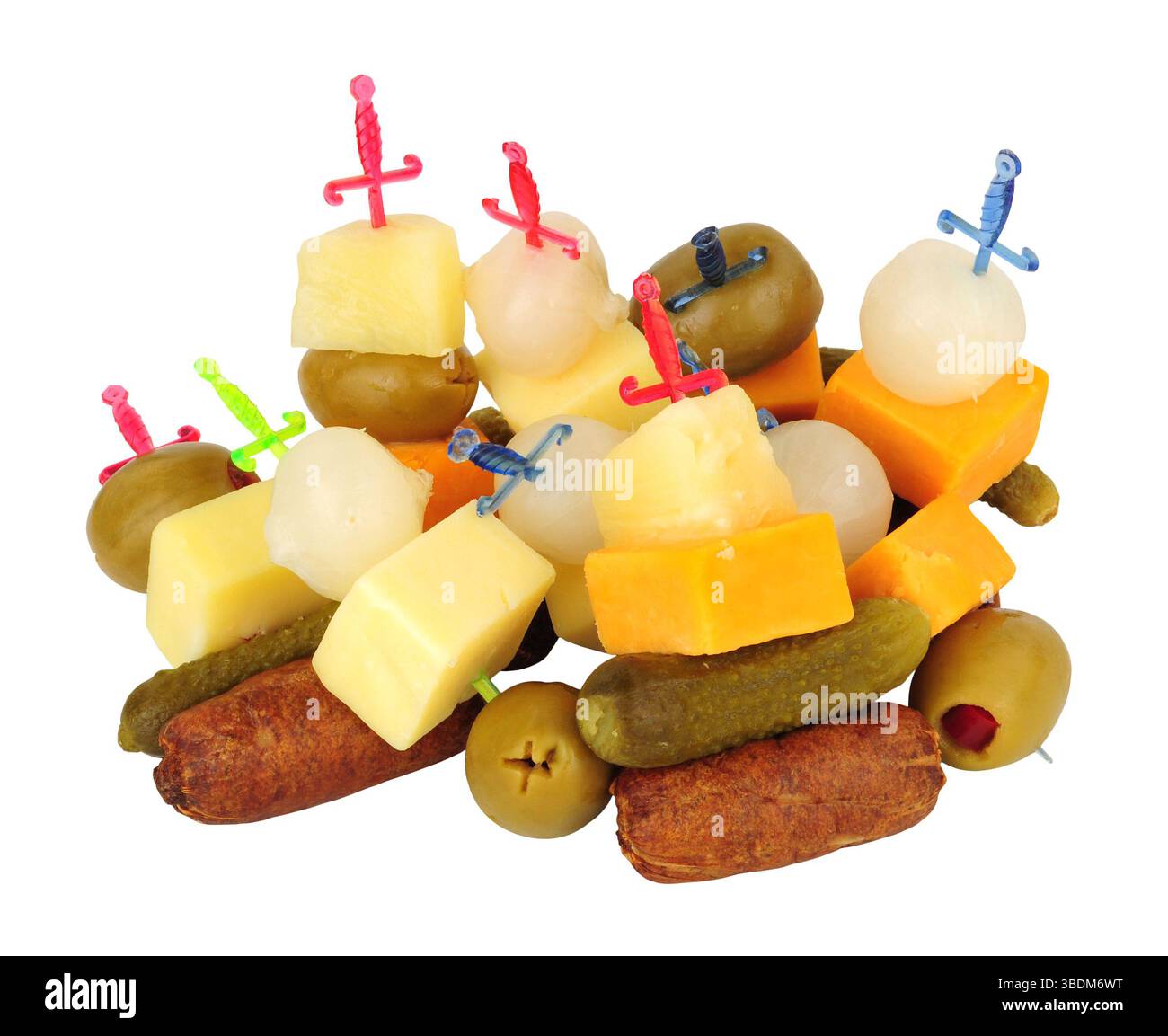 Gruppe von Snacks auf Retro-Cocktailparty mit Käse, Oliven, Mini-Schweinefleisch-Würstchen, Ananasstücke, eingelegten Zwiebeln und Gurken auf kleinem Plastik aufgespießt Stockfoto