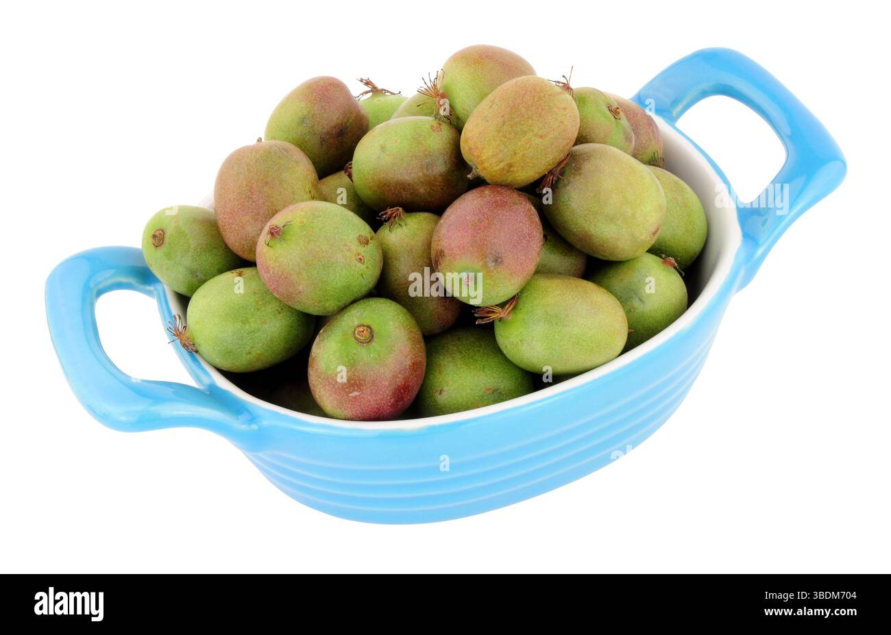 Gericht gefüllt mit Reifen Kiwis-Beeren auf weißem Hintergrund Stockfoto