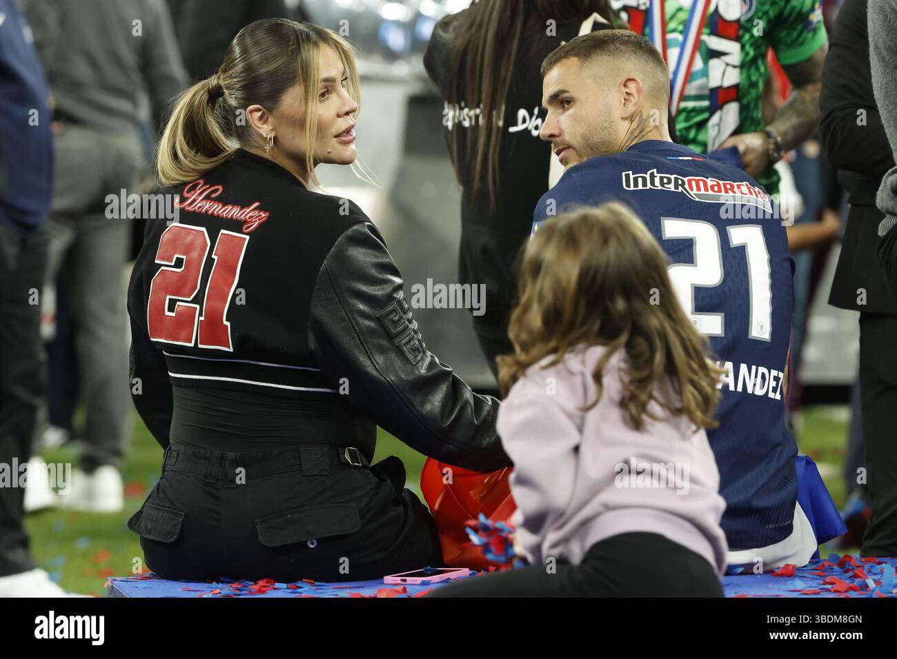 Lucas Hernandez von PSG und ihre Freundin Victoria Triay feiern den Sieg nach dem Finale des französischen Pokals zwischen Paris Saint-Germain (PSG) und Stade de Reims am 24. Mai 2025 im Stade de France in Saint-Denis bei Paris Stockfoto