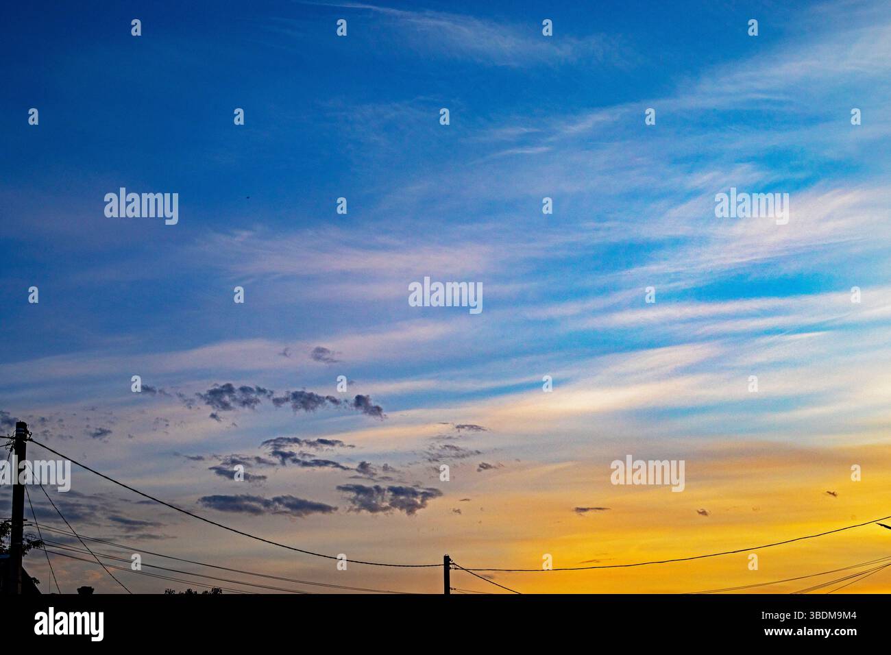 Abendhimmel mit Zirruswolken, die den Regen morgen voraussehen Stockfoto