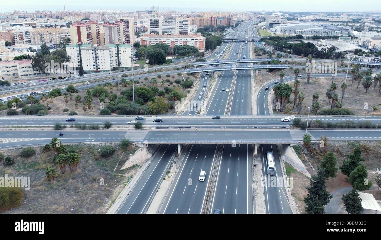 Moderne Stadt mit atemberaubendem Blick aus der Luft auf eine geschäftige Straßenkreuzung. Das komplizierte Netz von Autobahnen und Straßen, die an einem zentralen Ort zusammenlaufen Stockfoto