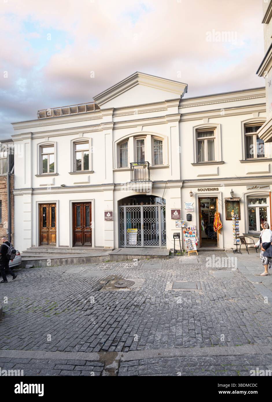 Tiflis, Georgien. Mai 2025. Außenansicht des Staatlichen Museums georgianischer Volkslieder und Instrumente im Stadtzentrum Stockfoto