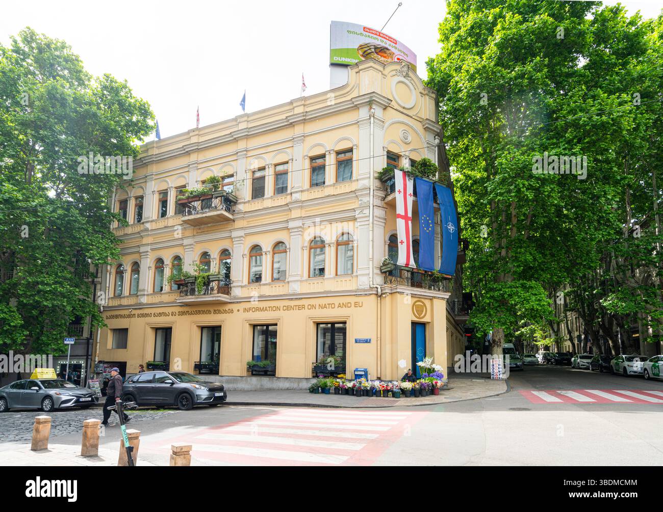 Tiflis, Georgien. Mai 2025. Außenansicht des NATO-Informationszentrums und des Gebäudes der Europäischen Union im Stadtzentrum Stockfoto