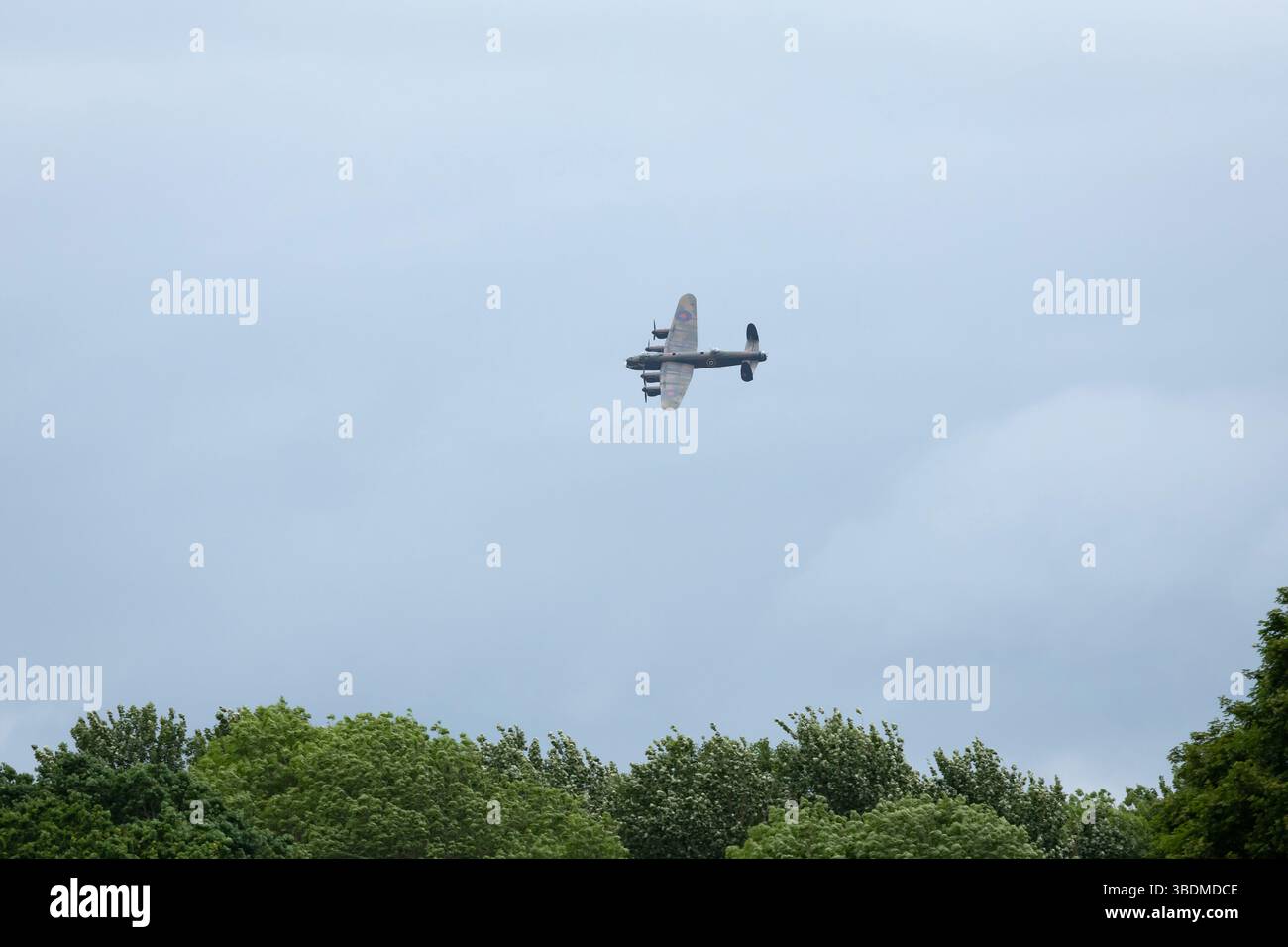 Der Battle of Britain Memorial Flight (Offizieller Flug) Avro Lancaster PA474 überquert den Prescott Hill Climb in Cheltenham Stockfoto