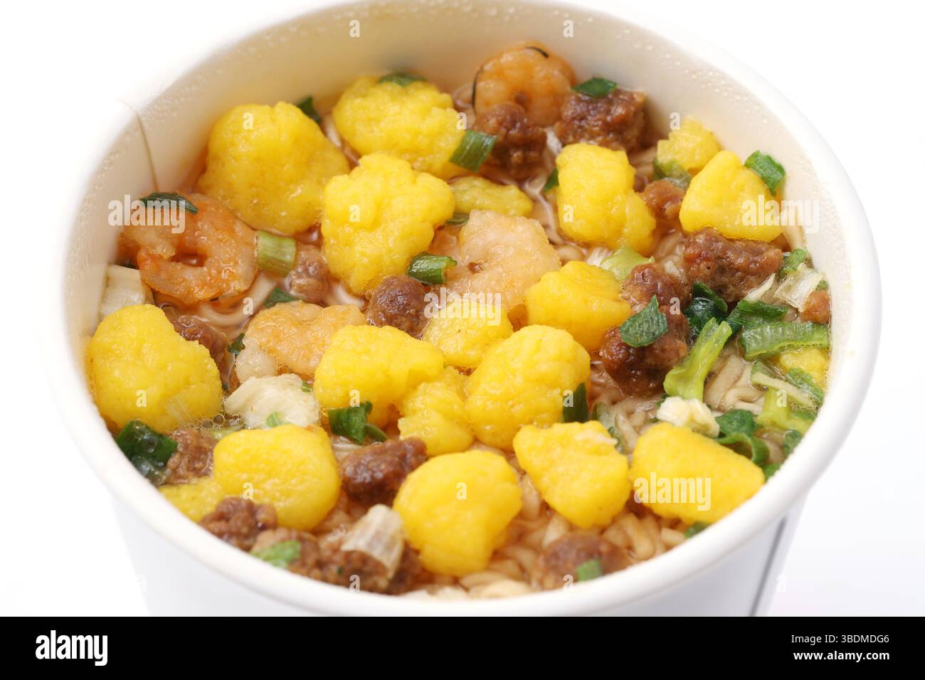 Gekochte Instantnudeln in einem Plastikbecher auf weißem Hintergrund Stockfoto