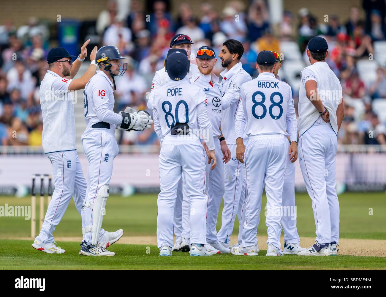 Die Spieler aus England feiern den Wicket des simbabwischen Captains Craig Ervine am zweiten Tag des Rothesay Test Matches zwischen England und Simbabwe Stockfoto
