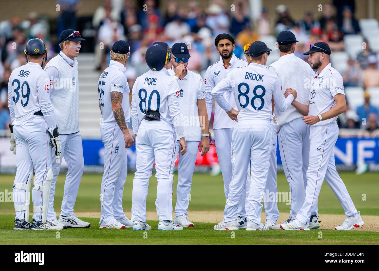 Die Spieler aus England feiern den Wicket des simbabwischen Captains Craig Ervine am zweiten Tag des Rothesay Test Matches zwischen England und Simbabwe Stockfoto