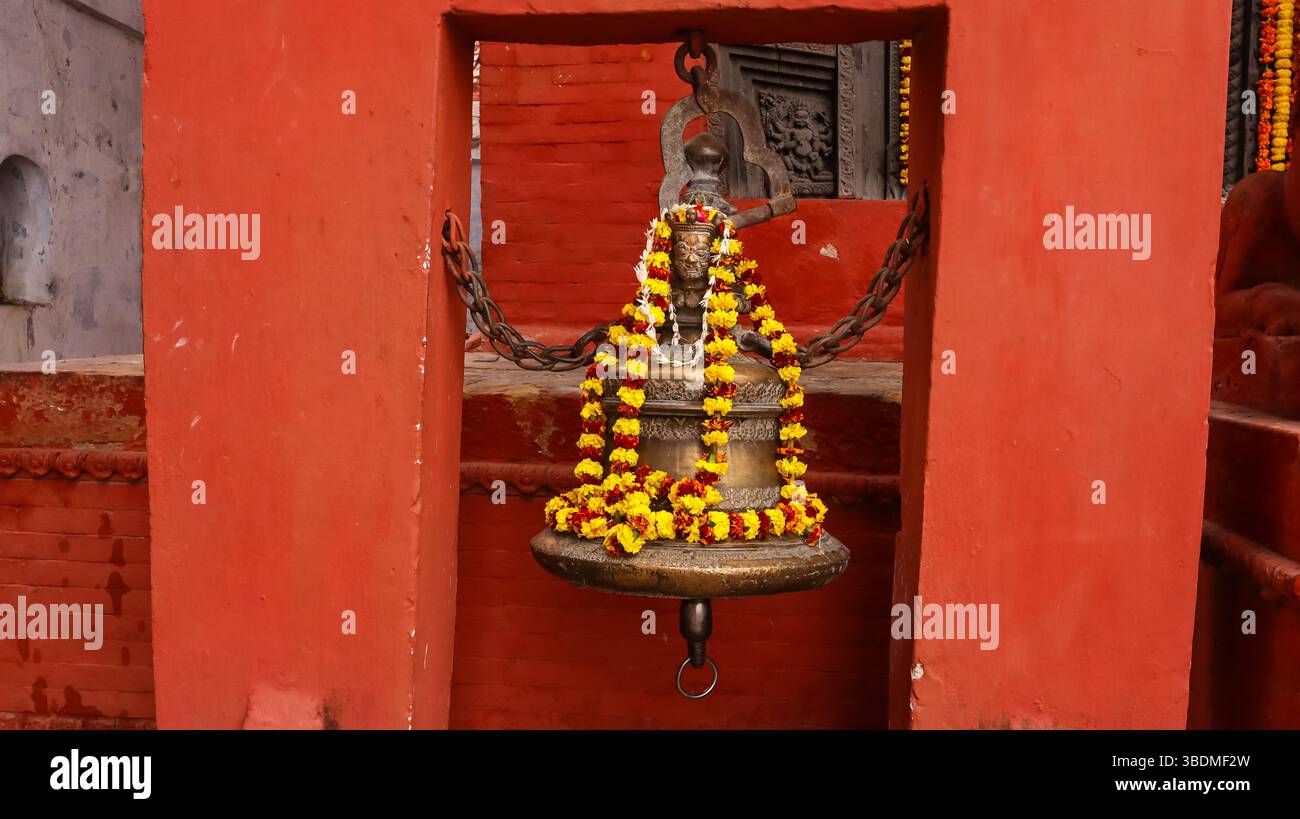 Indien, Uttar Pradesh, Varanasi, große Tempelglocke vor dem Hindu-Tempel in Varanasi. Stockfoto