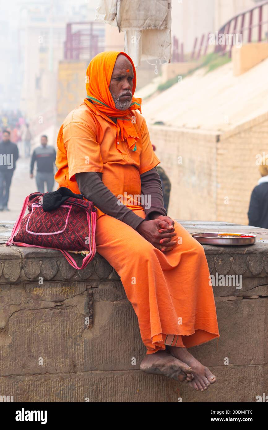 Indien, Uttar Pradesh, Varanasi, wunderschönes Porträt des Hinduheiligen auf den Ghats von Varanasi im Winter. Stockfoto