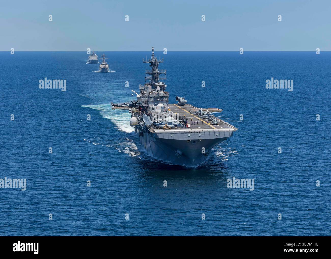 ATLANTIK (22. Mai 2025) das amphibische Angriffsschiff der Wasp-Klasse USS Iwo Jima (LHD 7), der Arleigh-Burke-Klasse-Raketenzerstörer USS Gonzal Stockfoto