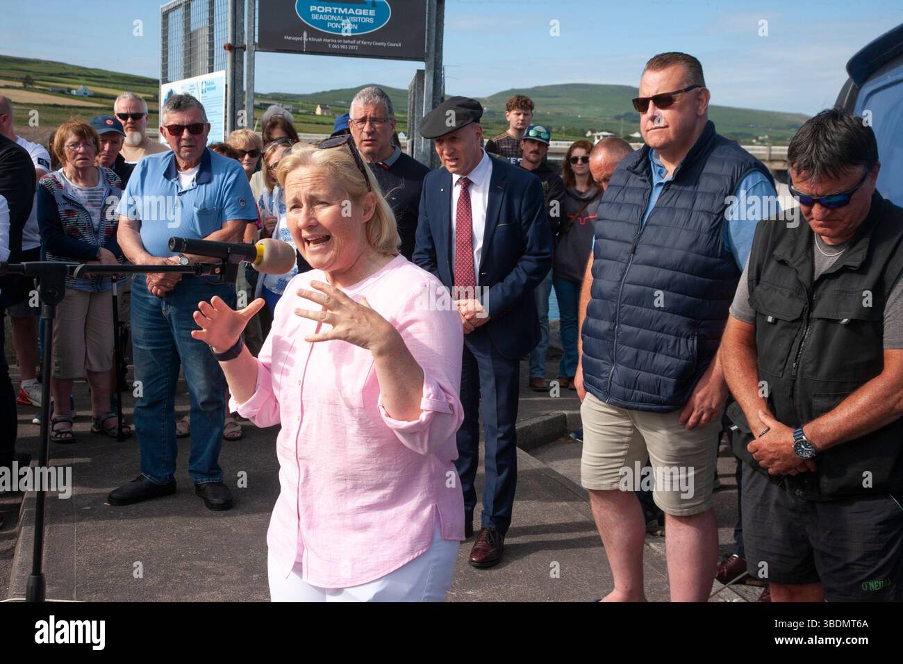 Stadträtin Norma Moriarty spricht vor der Menge gegen einen Protest gegen die Schließung von Skellig Michael Stockfoto