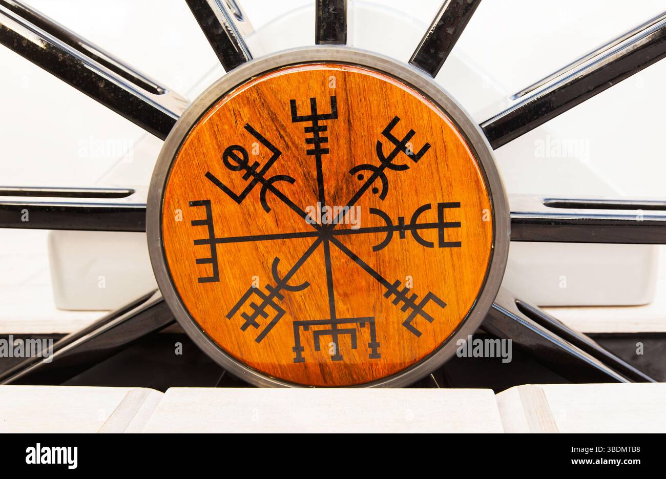 Ungewöhnliche skandinavische Symbole und Schilder am Steuer einer Segelyacht. Wikinger Runen auf einer Segelyacht. Stockfoto